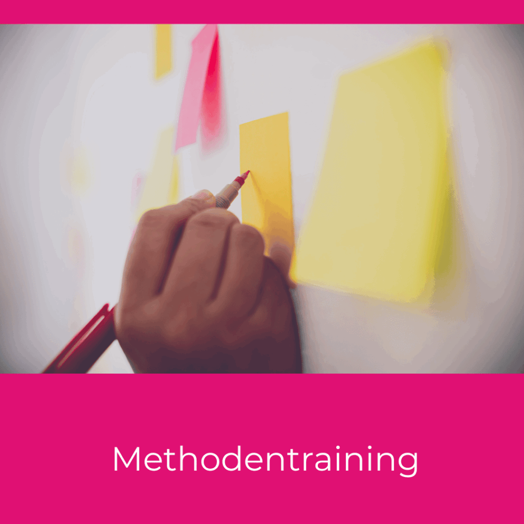 Methodentraining symbolisiert durch Klebezettel an einer Wand und eine Hand, die etwas auf einen Zettel schreibt