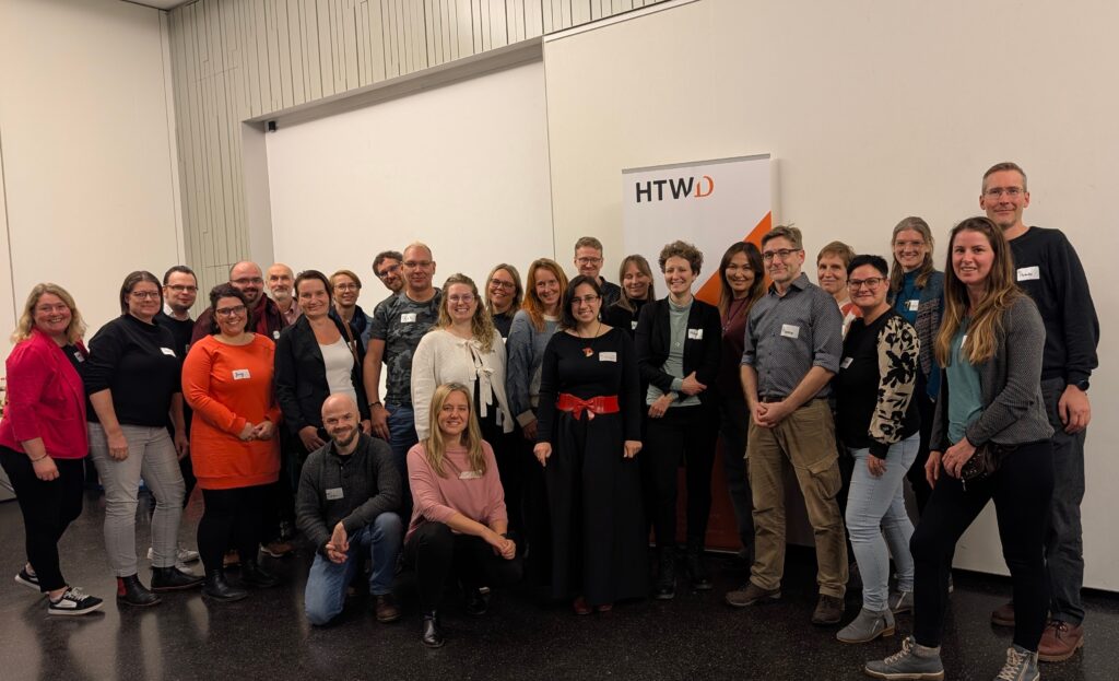 Liberating Structures Community Dresden Gruppenfoto beim 17. meetup an der HTW mit etwa 20 Menschen aus der Region