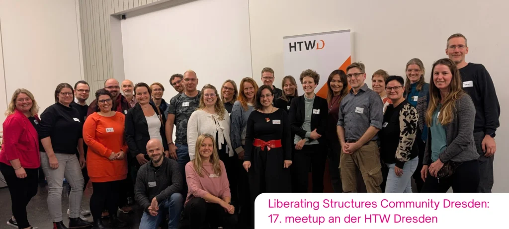 Ein fröhliches Gruppenbild beim 17. Treffen der Liberating Structures Community Dresden an der HTW Dresden moderiert von Sandra Richter und Christiane Richter