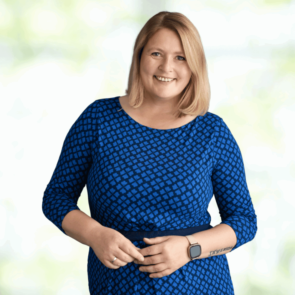 Bild der Kommunikationstrainerin Sandra Richter aus Radebeul bei Dresden lächelnd in einem blauen Kleid