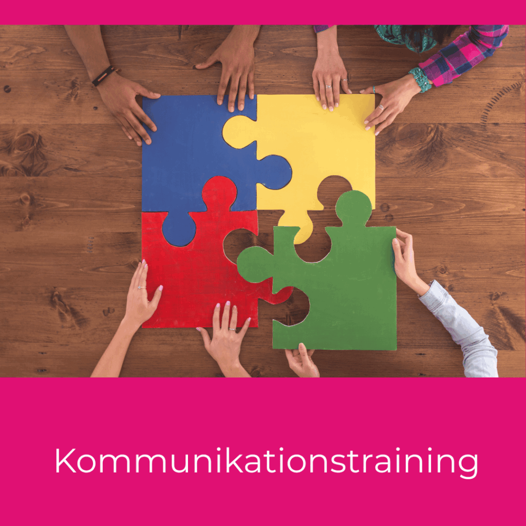 Kommunikationstraining symbolisiert durch 4 paar Hände und bunte Puzzlestücke, die zusammengeführt werden